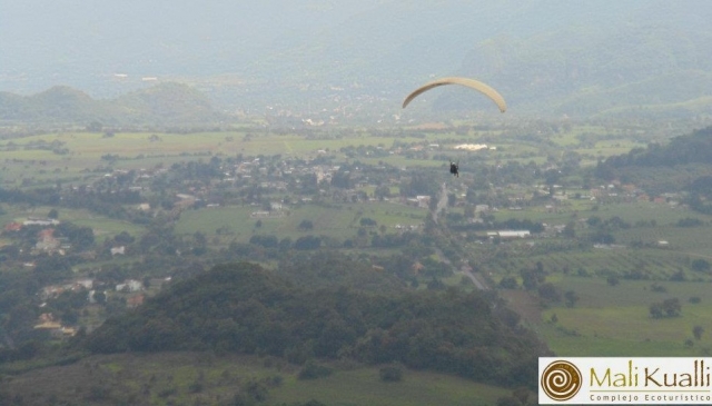  Fly over Malinalco in a paraglider 